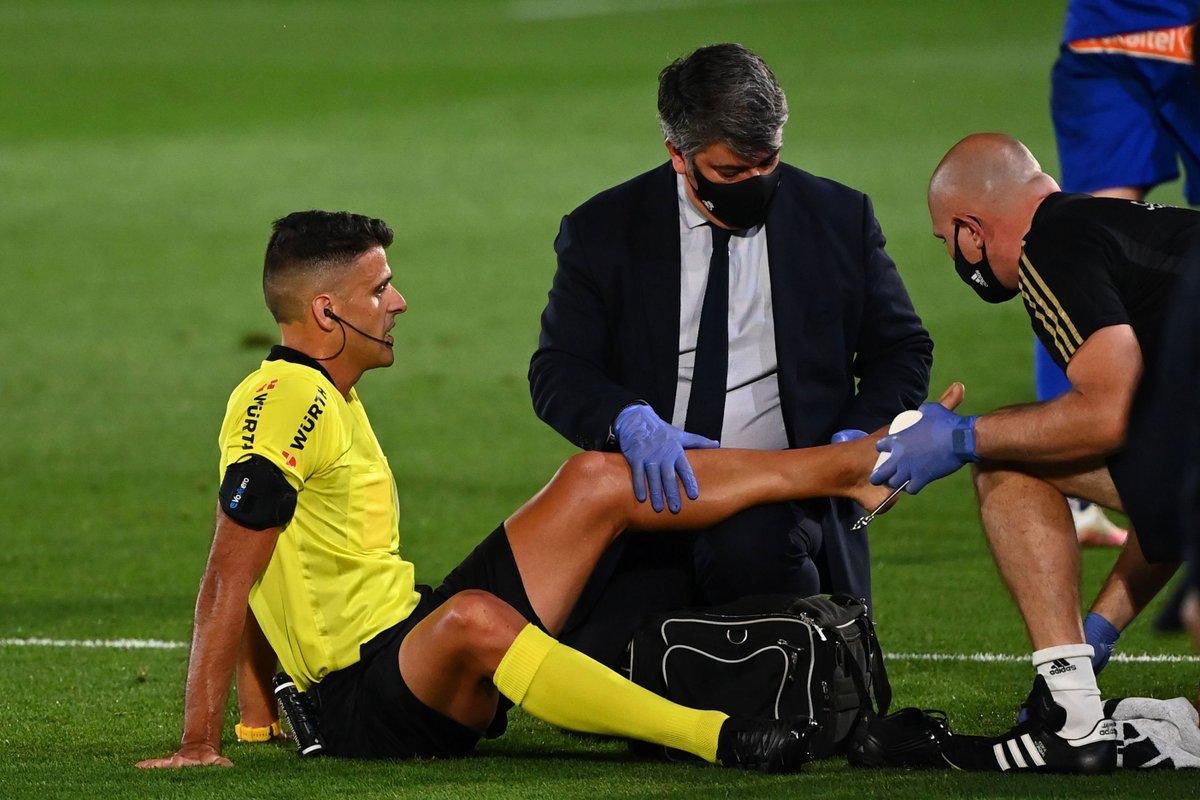 لم يستكمل المباراة.. إصابة الحكم الدولي جيل في لقاء ريال مدريد وألافيس بالليجا